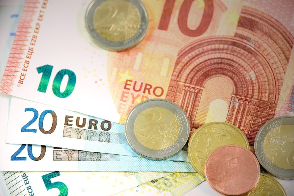 des billets et des pièces de monnaie d'euros